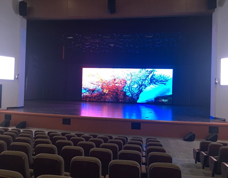 large-LED-screen-on-stage-with-auditorium-seating